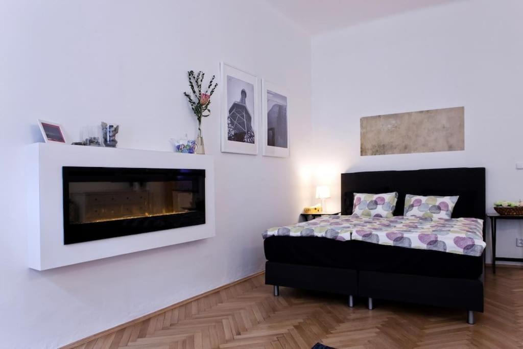 Prague Center Apartment With Fireplace Экстерьер фото